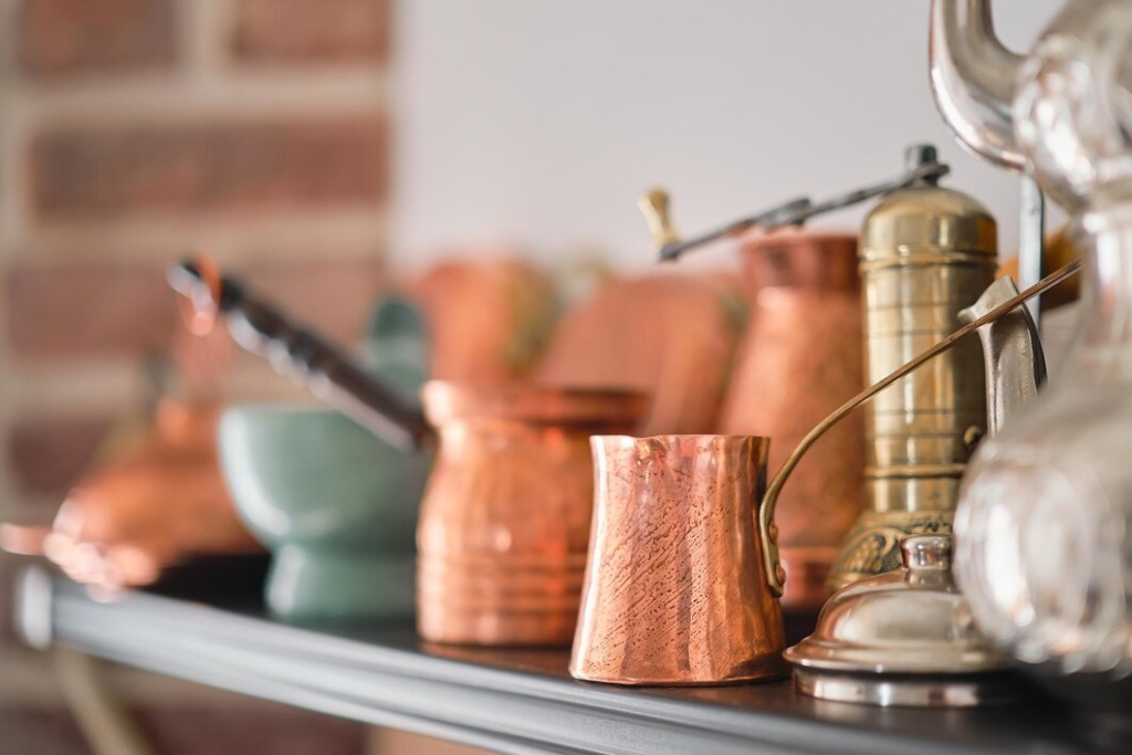 handmade-copper-cezve-turkish-traditional-tableware-shelf-kitchen-home-restaurant-selective-focus_166373-4560.jpg